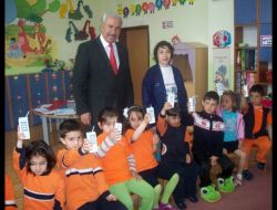 Turgut Akdevelioğlu İlköğretim Okulu'nda Süt İçen Öğrenciler Mutlu