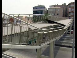 Kamyon Üst Geçide Çarptı, Trafik Felç Oldu