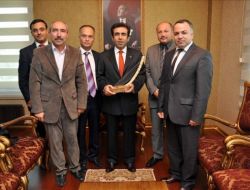 Vali Güzeloğlu'ndan Uganda'dan Dönen Gönüllü Türk Doktorlara Övgü