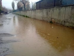 Tatvan’da Yollar Yağmur Suyuyla Göle Döndü