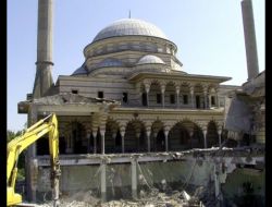 Marmara İlahiyat Vakfı Camii'nin Yıkımına Başlandı