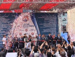 Vali Coş'un Kızını Başbakan'ın Koltuğuna Oturttu