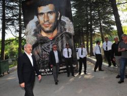 Deniz Gezmiş'in Mezarını Ziyaret Etti