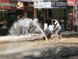 Patlayan Su Borusu Caddeyi Su İçinde Bıraktı