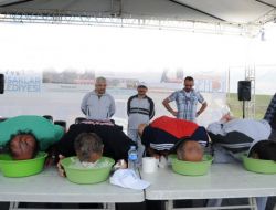 Yaşlılar Yoğurt Yiyip Çuvalla Yarışarak Eğlendi