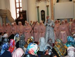 İzmirli 28 Kız, Hafızlık Payesi İle Taçlandı