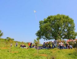 İş Adamları Ve Öğrenciler Ağaç Dikti