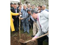 İl Özel İdaresi, Köylüye Gelir Sağlayacak Mahlep Ve Badem Fidanı Dikiyor