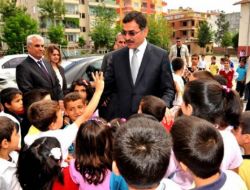 Vali Ahmet Turhan Öğrencilerle Süt İçti