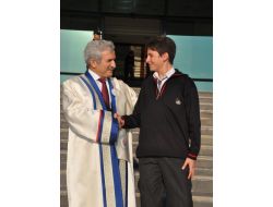 Cemil Çiçek’in Koltuğuna Oturan Öğrenciye Medeni Cesaret Ödülü