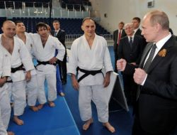 PUTİN, JUDO SALONUNDA..