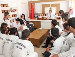 Şampiyon Gençlere Kaymakam, 'Safahat' Hediye Etti