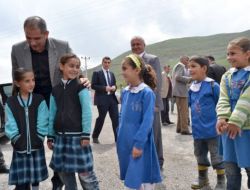 Kaymakam Ve Ekibi Köy Köy Dolaşıp Kızları Eğitime Kazandırıyor