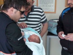 Karakol Önüne Bırakılan Bebeğe Polis Sahip Çıktı