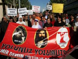İzmir'de Yürüyen Aleviler, Onur Öymen'i Irkçılıkla Suçlayıp İstifaya Davet Etti