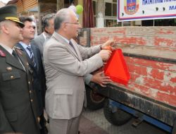 Manisa'da Traktör Kullanan Çiftçilere Reflektör Dağıtıldı