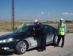 Boğazlıyan Polisi Sürücüleri Karanfille Uyardı