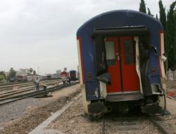 Kaza Yapan Trenler Yoldan Çekildi, İşçiler Rayları Onarıyor