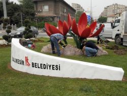 Balıkesir'in Çeşitli Noktalarına Dev Zambak Figürleri Koyuldu