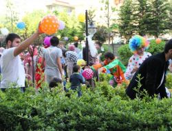 Süleyman Şah Üniversitesi Öğrencileri Kimsesiz Çocukları Sevindirdi