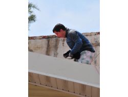 Paraşütün Kontrolünü Kaybeden Pilot Çatıya Düştü