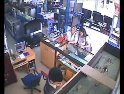 Kuyumcudan Altın Zincir Çalan Kadınlar Güvenlik Kamerasında