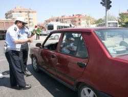 Beypazarı İlçe Emniyet Müdürlüğü Gül Dağıttı