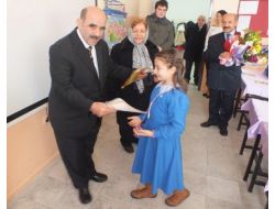 Melikşahlı Öğrenciler, Hayırsever Emel Tarman’ı Yılın Annesi Seçti