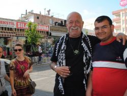 Tiyatro Sanatçısı Tilmaç, 3 Yıl Önce Söz Verdiği Öğrenciyi Ziyaret Etti