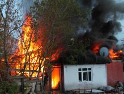 Evi Yanan 8 Kişilik Aile Sokakta Kaldı