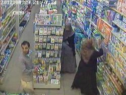 Şalvarlarına Bebek Maması Doldururken Kameraya Yakalandılar