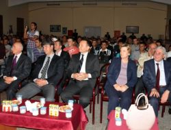 Öğrencilerin Tiyatro Oyunu Mahkumları Eğlendirdi