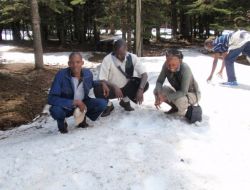 Ugandalı Eğitimciler İlk Kez Uludağ'da Karla Buluştu