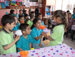 Antalya'da Birinci Sınıf Öğrencileri Mektup Arkadaşlarıyla Buluştu