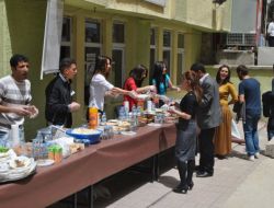 Üniversite Öğrencileri Arkadaşları İçin Kermes Düzenledi