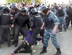 Rus Polisin Hamile Bir Göstericiyi Dövmesi Rusya'yı Ayağa Kaldırdı