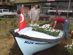 Kayığın İçine Çiçek Diktiler