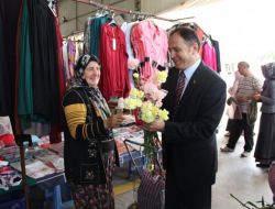 Döşemealtı’nda Annelere Karanfil Dağıtıldı