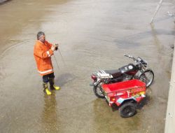 Sepetli Motosiklet Dereye Uçtu, Yaralı Dereden Kepçeyle Çıkarıldı
