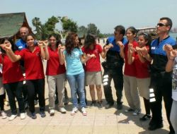 İşitme Engelliler Taklitle Polisleri Kahkahaya Boğdu, Kolbastı Şov Yaptı