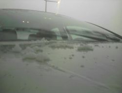 Gölcük'teki Dolu Yağışında Sürücüler Zor Anlar Yaşadı