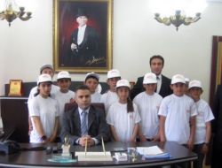 Pasinler Kaymakamlığı, Başarılı Köy Okulu Öğrencilerini Teşvik Ediyor