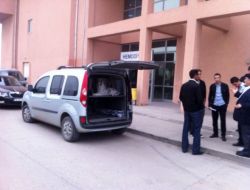 Cenaze Binek Arabayla, Yakınları Ambulansla Taşındı