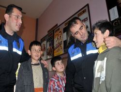 Yurt Çocuklarına Polis Şefkati