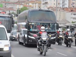 Galatasaray Kafilesi, Fenerbahçe Konvoyuna Takıldı