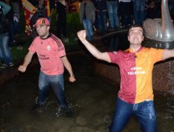 Zonguldak'ta Taraftarlar, Şampiyonluk Sevincini Havuza Girerek Kutladı