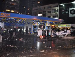 Linç Edilmemek İçin Silahlarını Ateşlediler, Camiye Sığındılar