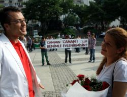 Alışverişe Çağırdı, Çarşı Ortasında Pankart Açıp Evlenme Teklif Etti