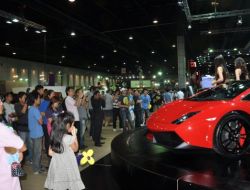 Tayland’daki Otomobil Fuarında Ferrari’ler Göz Kamaştırdı