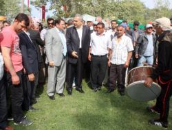 Köylüler Baharın Gelişini Şenlikle Kutladı